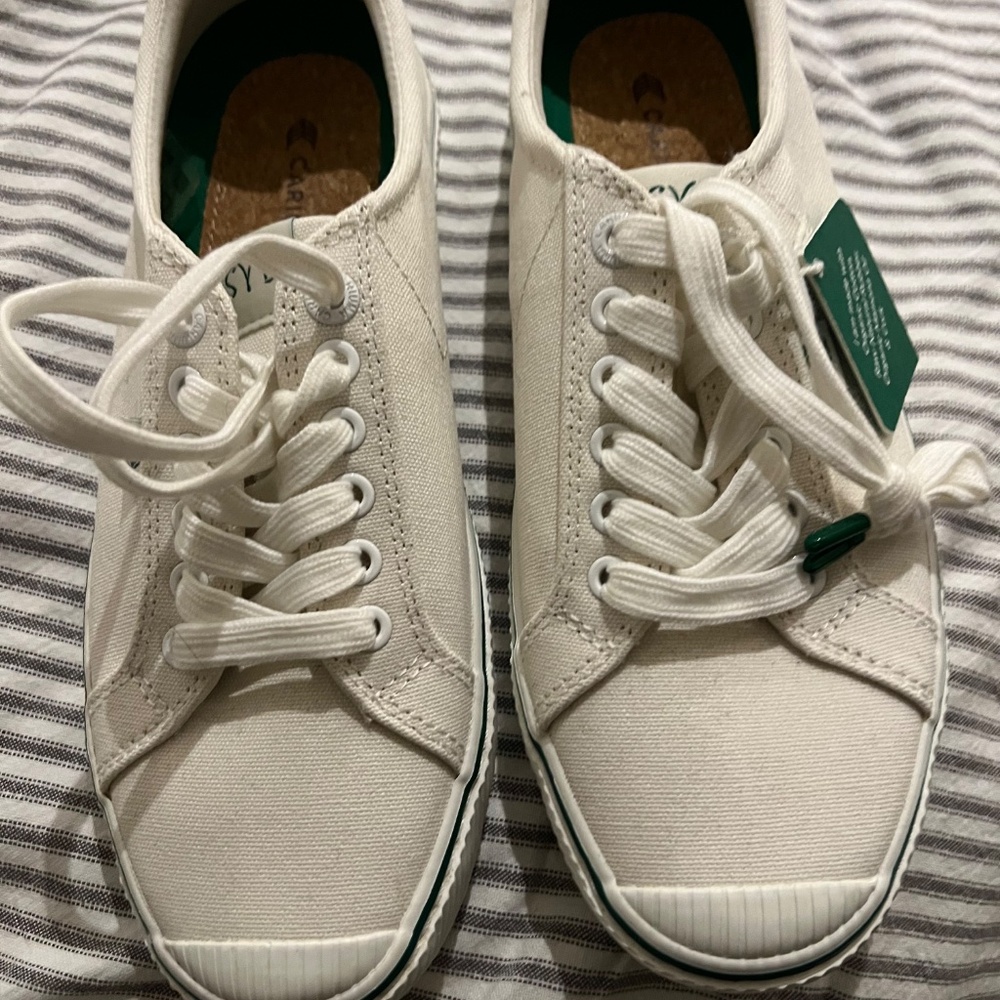 New Cariuma OCA Organic Canvas Sneakers Unisex Lace Up Cushioned Off White NEW